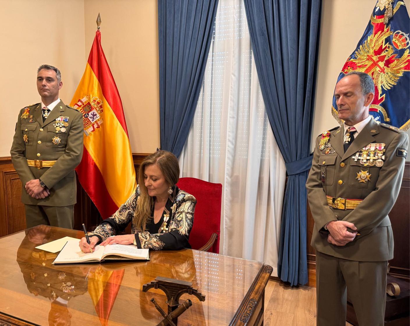 La Prof.ª María Paz García-Vera madrina de la entrega de la Enseña Nacional a la Escuela Politécnica Superior del Ejército (ESPOL) - 2
